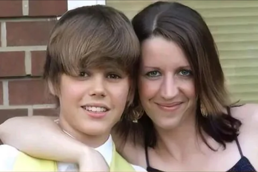 Young Justin Bieber with his mom