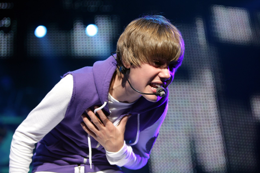 Young justin bieber perfoming in 2010