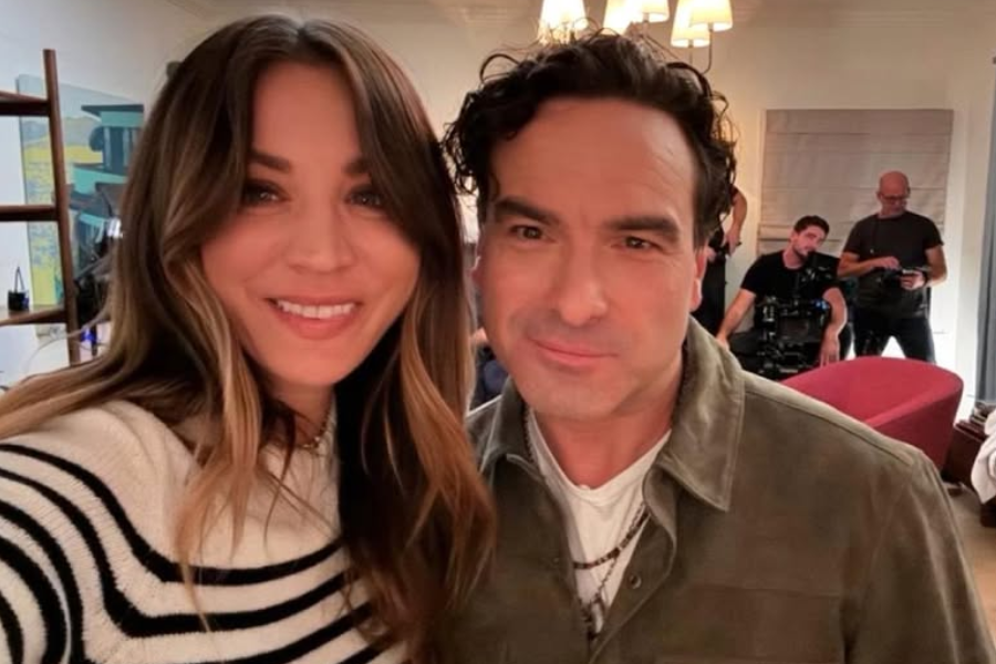  Kaley Cuoco and Johnny Galecki